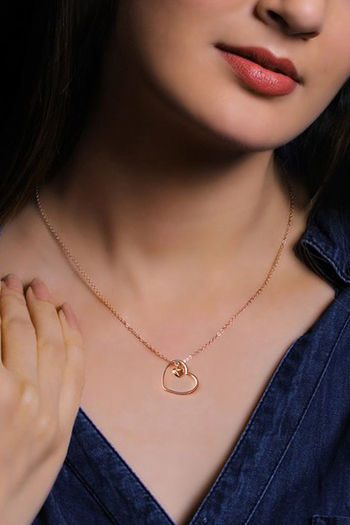 neha kakkar rose gold heart pendant with link chain