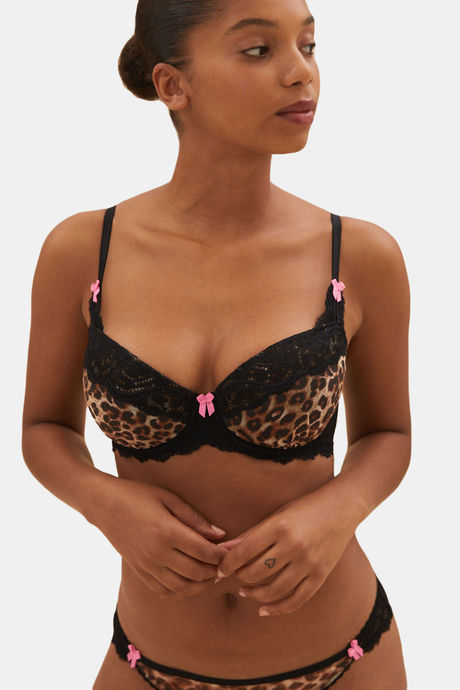 https://cdn.zivame.com/ik-seo/media/zcmsimages/configimages/M01341-Brown%20Mix/1_large/marks-spencer-padded-wired-full-coverage-lace-bra-brown-mix-542055.jpg?t=1656398870