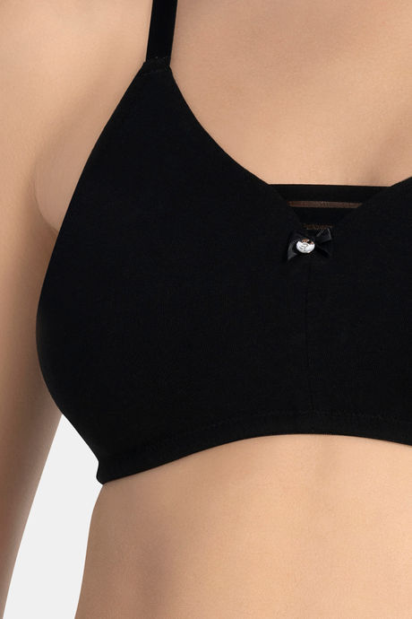 Amante All Day Pretty Lightly Lined Non Wired Full Coverage Super Support Bra - Black — image 4